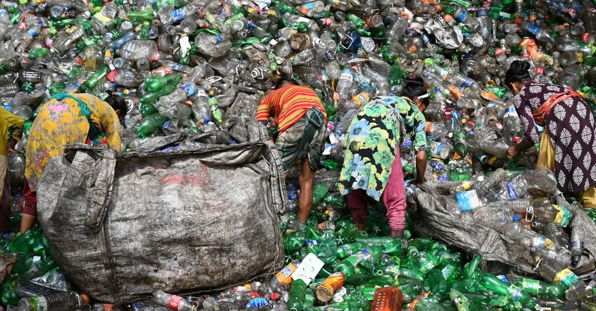 Travailleurs triant des déchets plastiques dans une décharge à Chattogram, Bangladesh. Thème environnemental et recyclage.