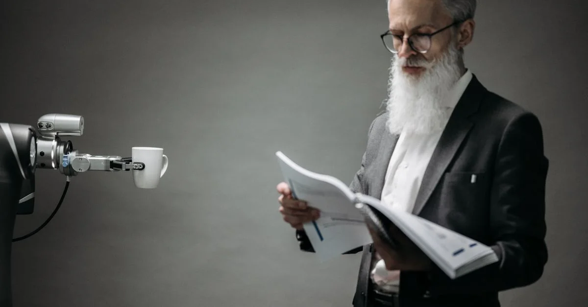 Un bras robotique assiste un professionnel avec un livre et un café dans un bureau moderne. La technologie rencontre l'innovation.
