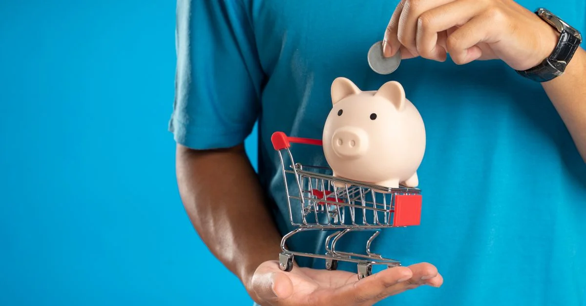 Concept d'épargne et d'investissement avec une tirelire dans un chariot de courses.