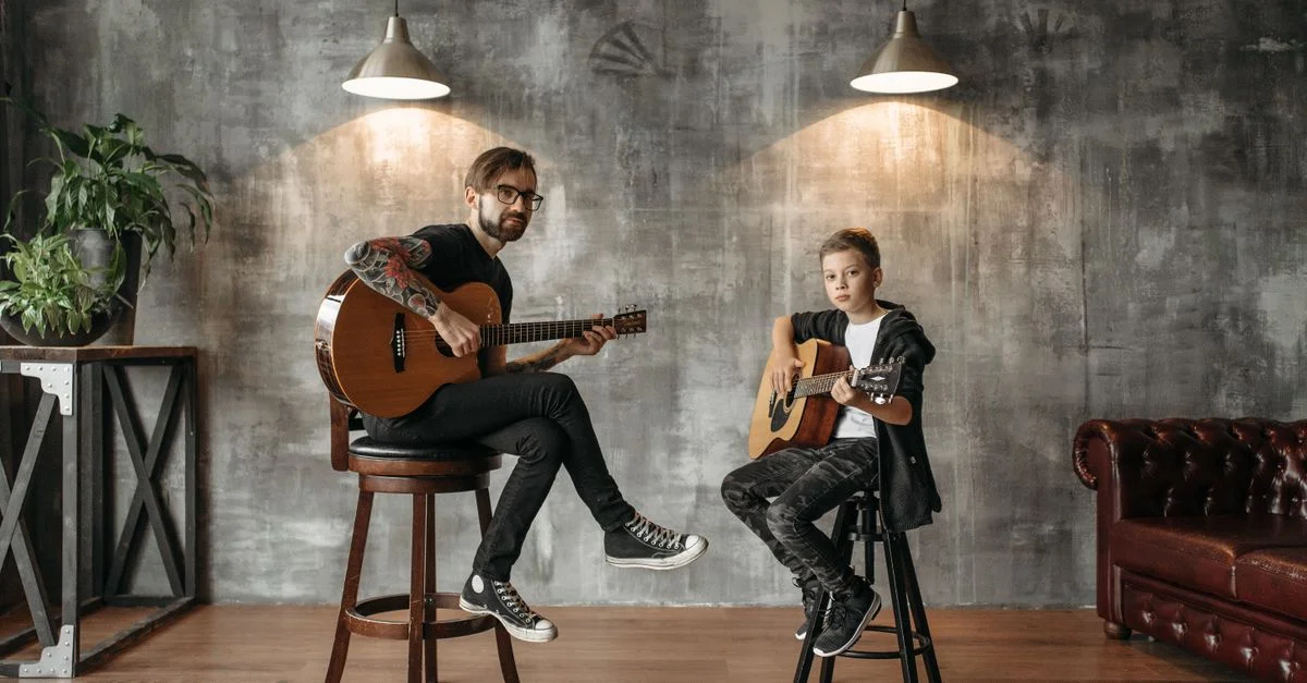 Un père et son fils profitant d'un cours de guitare ensemble dans un loft élégant.