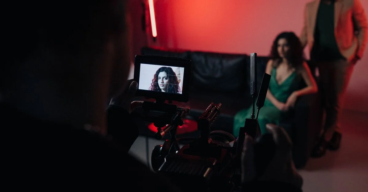 Derrière les coulisses d'une session de tournage en studio axée sur des acteurs dans un cadre créatif.