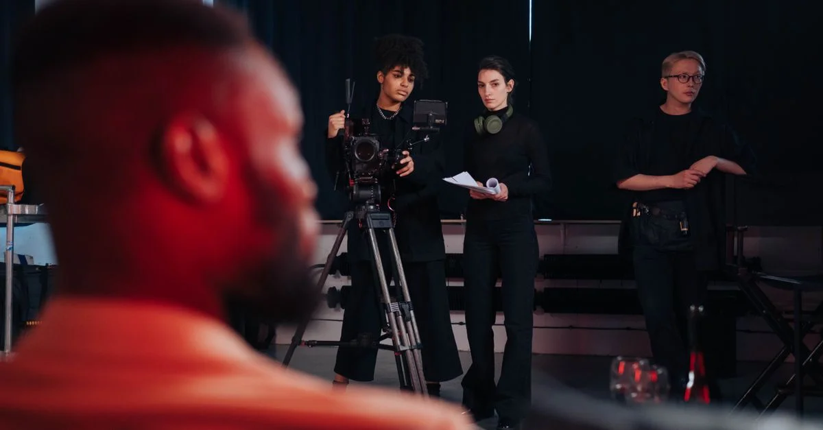 Équipe de film installant des caméras et du matériel pendant une production.