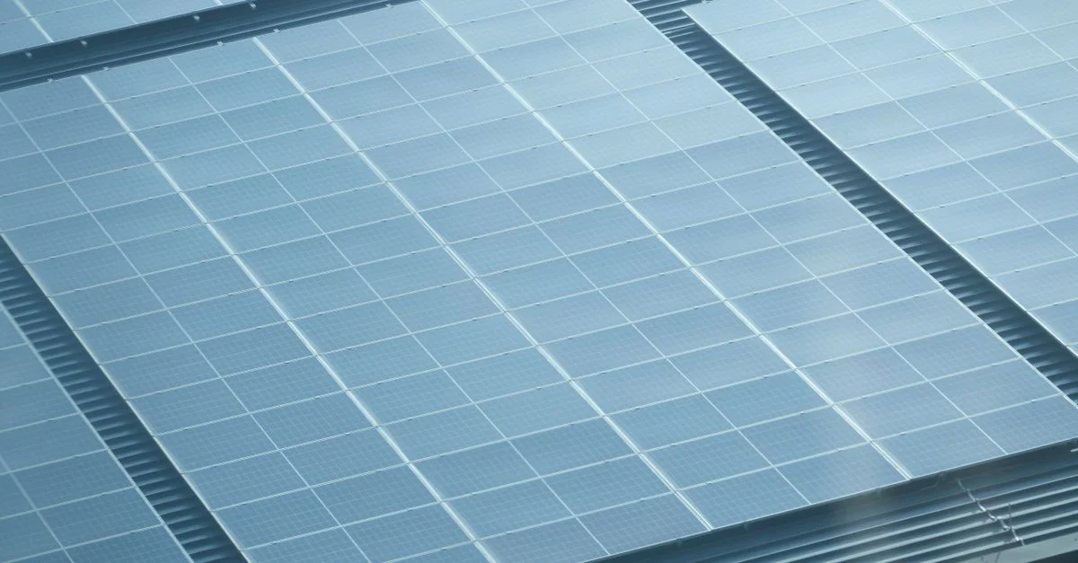 Vue détaillée des panneaux solaires installés sur un toit, mettant en avant l'énergie verte.